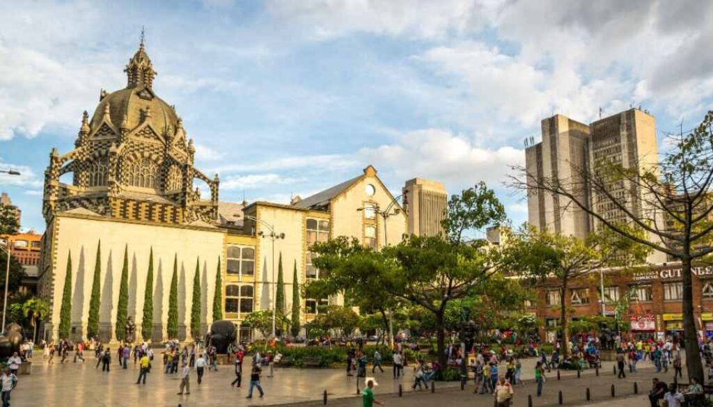 Botero-Plaza-in-Medellion-El-Centro-1